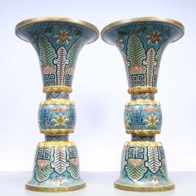 A Exquisite A pair of Cloisonne Lotus Pattern Bats and Peach Pattern Vase