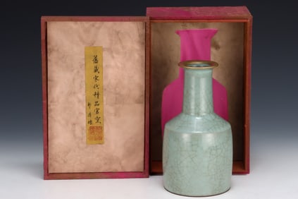An Exquisite Guan yao Celadon Glazed Vase