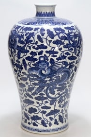 An Exquisite Blue and White Lotus Pattern Dragon Pattern Vase