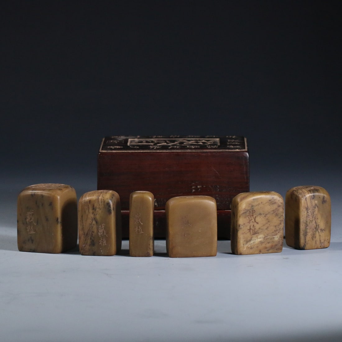 A Set of Fine Shoushan Stone Seal: A Set of Fine Shoushan Stone Seal Qing Dynasty, China Size:2inx1.5in Size:2inx0.7in Weight:629g寿山石印章一组 中国清代 Size:5cmx3.8cm