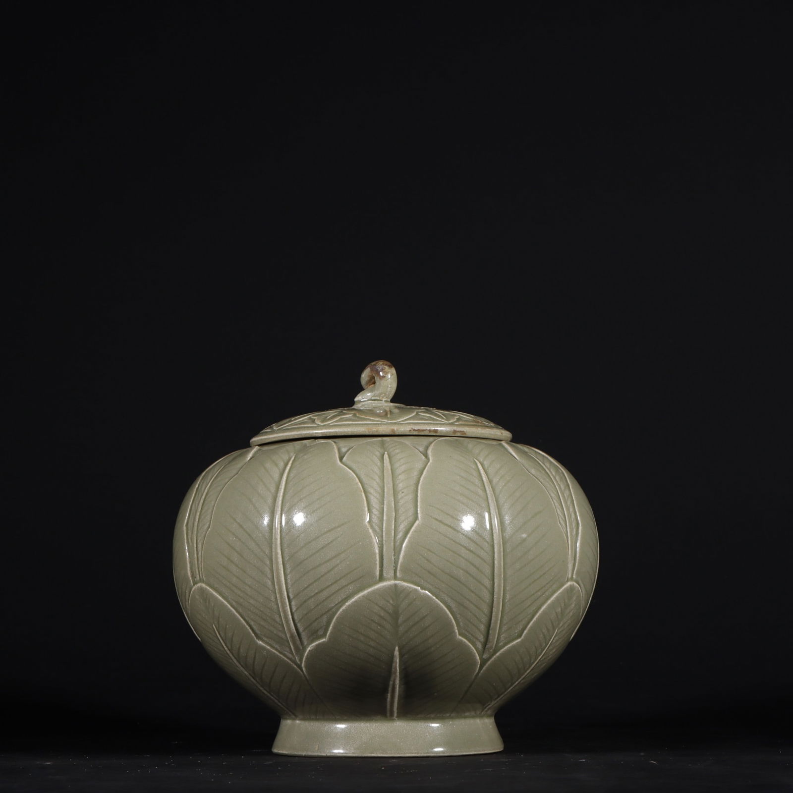 An Exquisite Yue yao Celadon Jar (1 of 9)