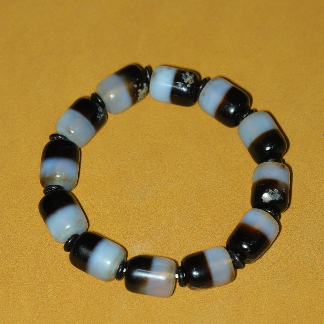 An Exquisite Dzi Bead Bracelets (1 of 9)
