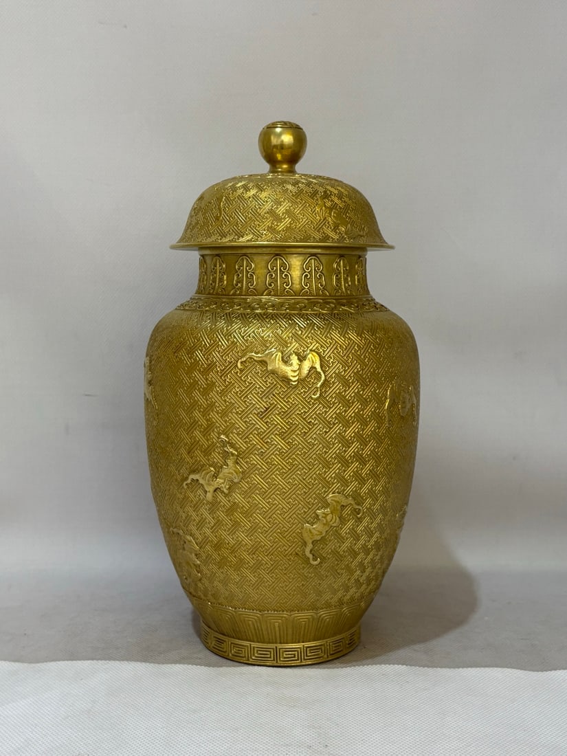 A Exquisite Gilt Carved Bat Pattern Jar (1 of 5)