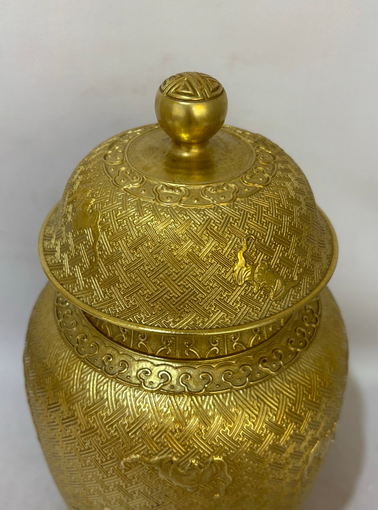 A Exquisite Gilt Carved Bat Pattern Jar - 2