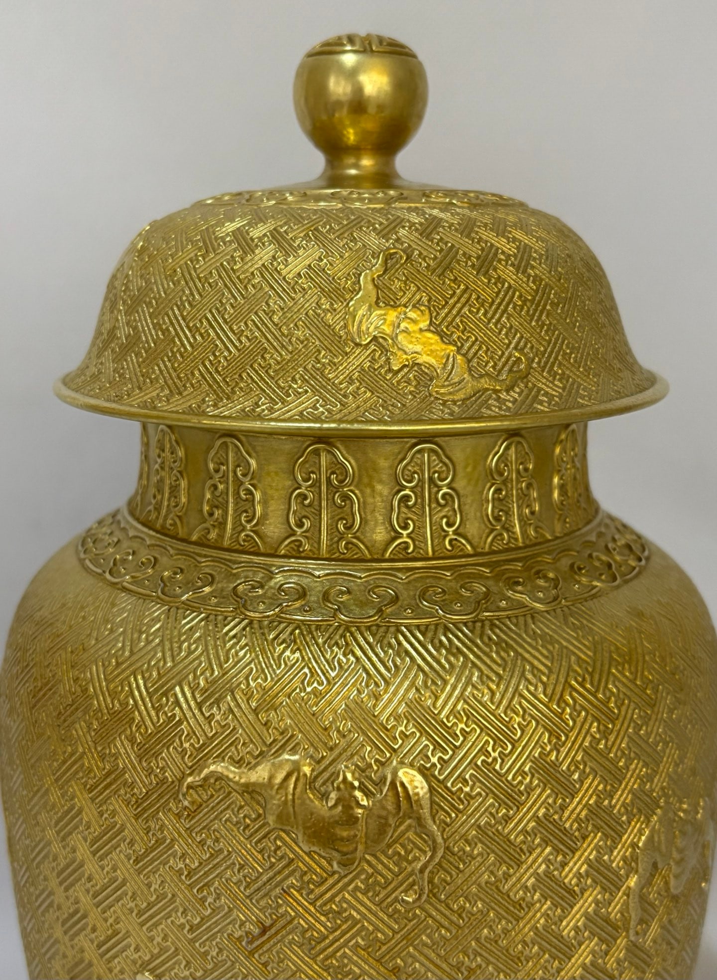 A Exquisite Gilt Carved Bat Pattern Jar - 3