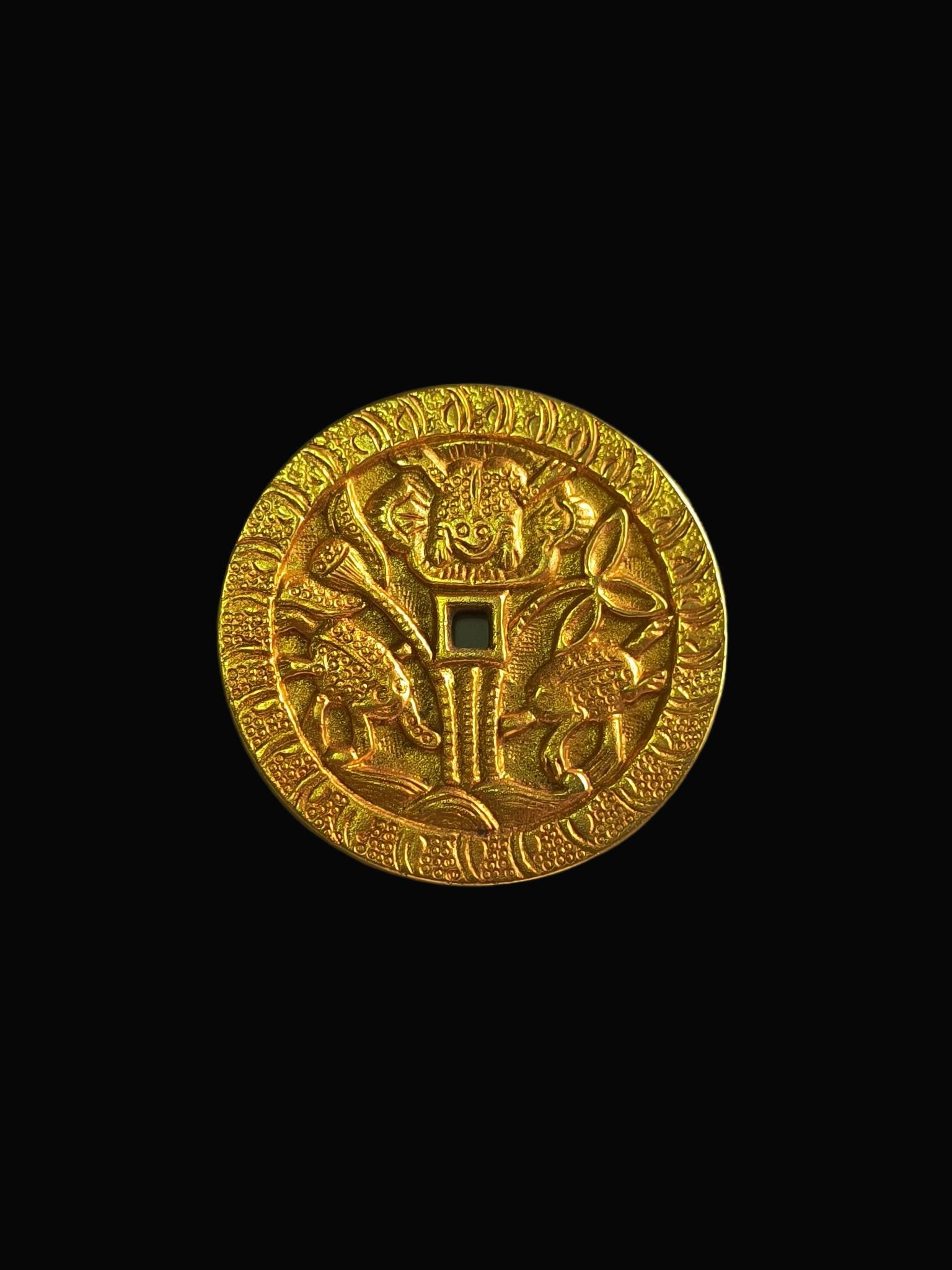 A Exquisite Bronze Gilt Human Pattern Gold Coin: A Exquisite Bronze Gilt Human Pattern Gold Coin,Qing Dynasty, China,Size:1.6in,Weight:30g 铜鎏金人物纹金币,中国清代