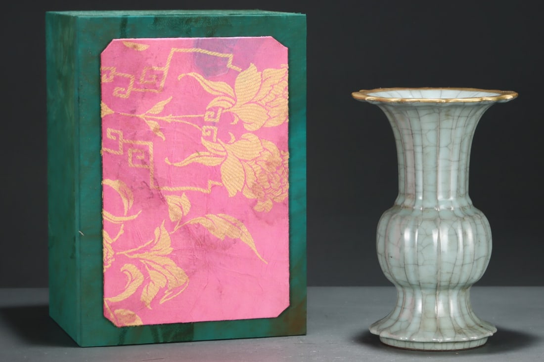A Exquisite Guan yao Cover with Gold Carved Characters Flower Vase, with an Imperial Poem by Emperor: A Exquisite Guan yao Cover with Gold Carved Characters Flower Vase, with an Imperial Poem by Emperor Qianlong,Song Dynasty, China,Size:6.2inx9.4in 官窑包金刻字Ŏ