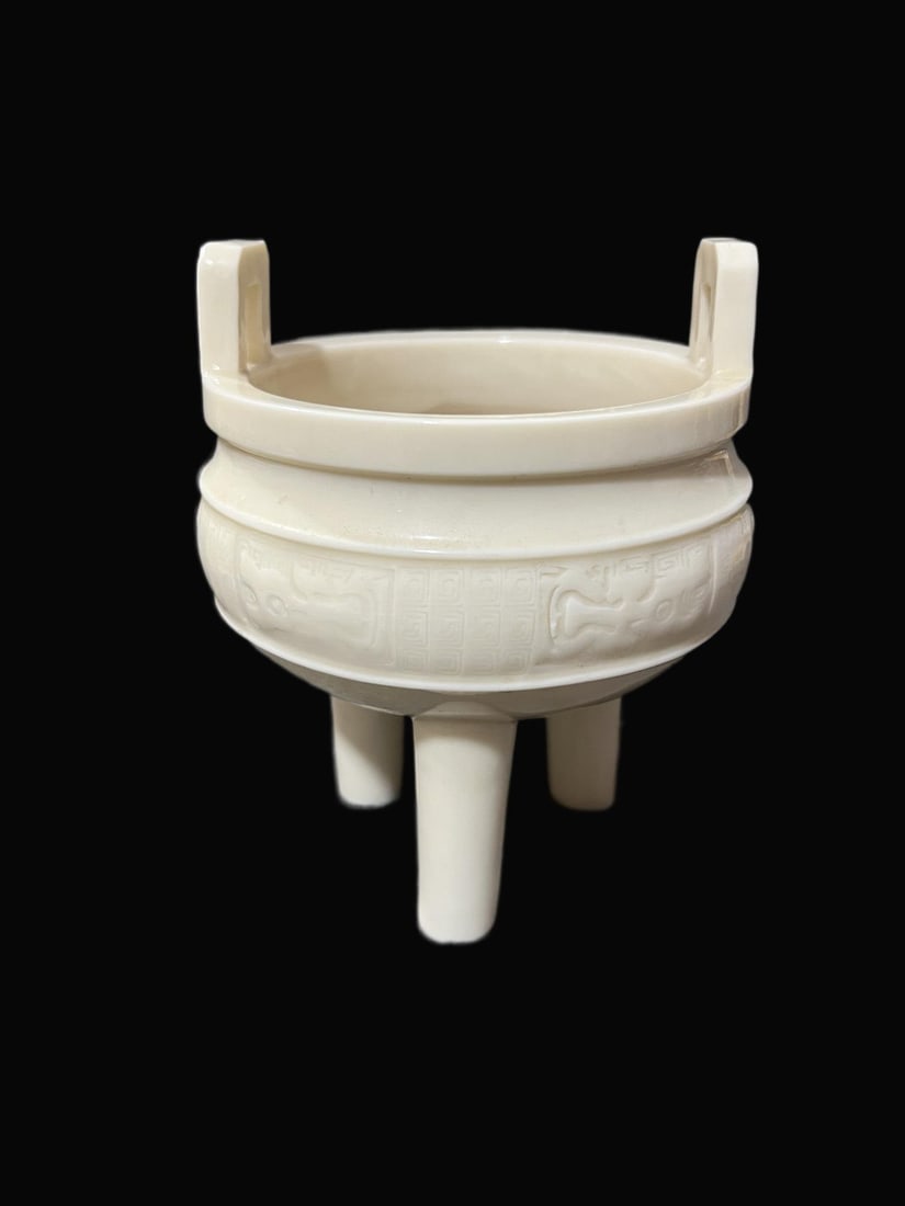 A Exquisite Blan De Chine Incense Burner Ornament: A Exquisite Blan De Chine Incense Burner Ornament,Ming Dynasty, China,Size:4.3inx5.5in 德化瓷香炉摆件,中国明代