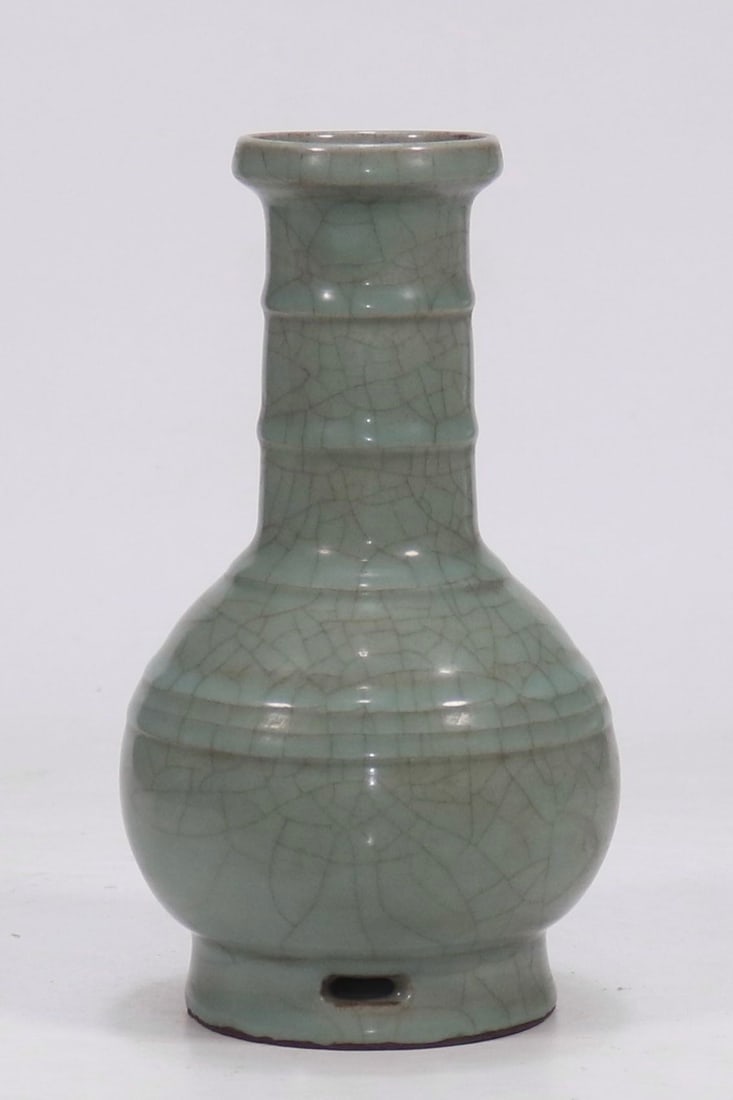 A Exquisite Guan Glaze Celadon Glaze Ice Crackle Pattern Vase: A Exquisite Guan Glaze Celadon Glaze Ice Crackle Pattern Vase,Song Dynasty, China,Size:9inx2.6in 官釉粉青釉冰片纹瓶,中国宋ߣ