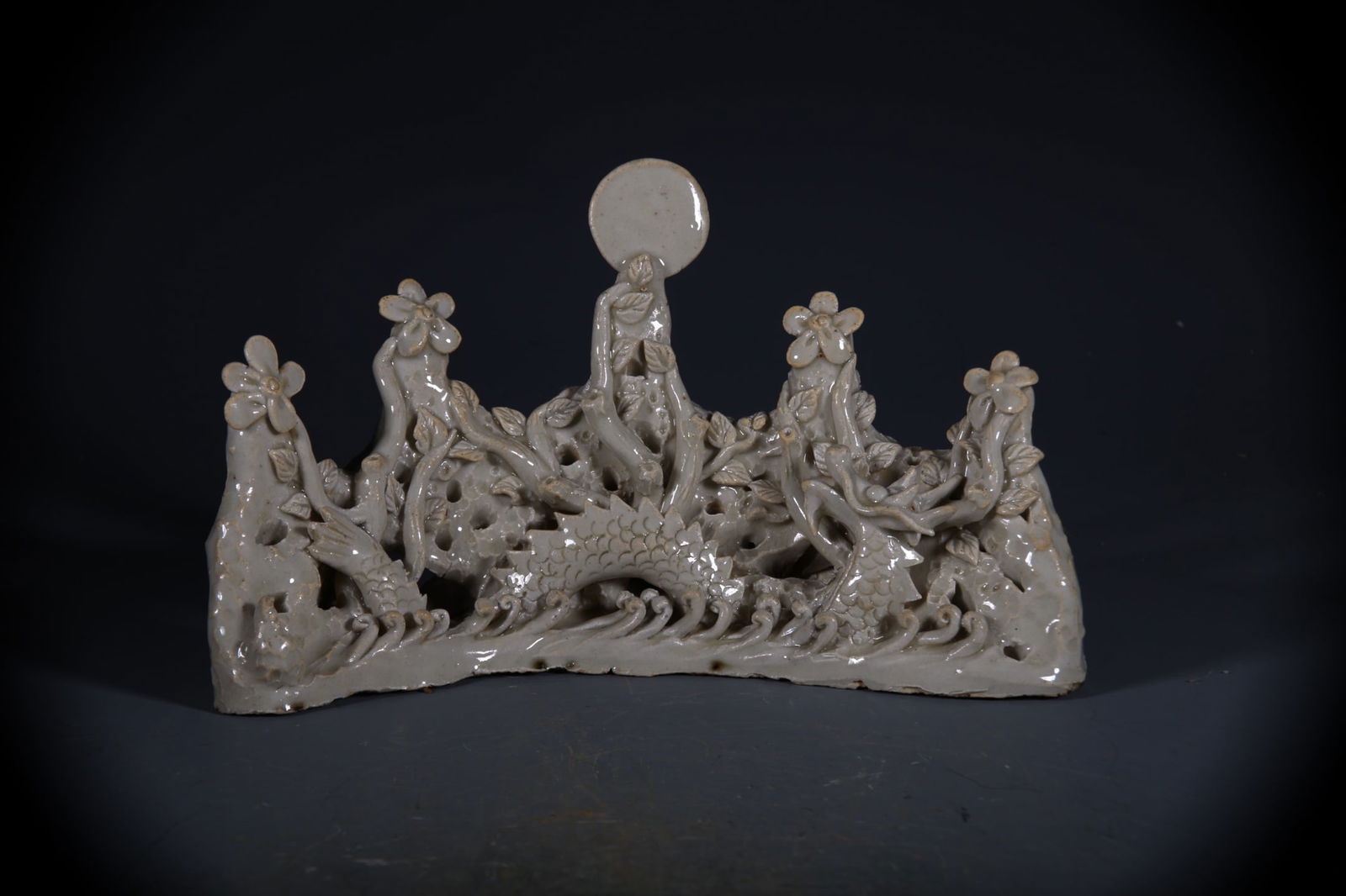 Hutian yao Dragon Shaped Brush Holder (1 of 9)