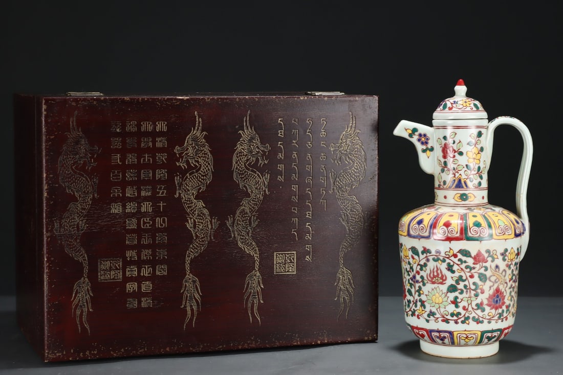 A Exquisite Wucai Flower Pattern Ewer (1 of 9)