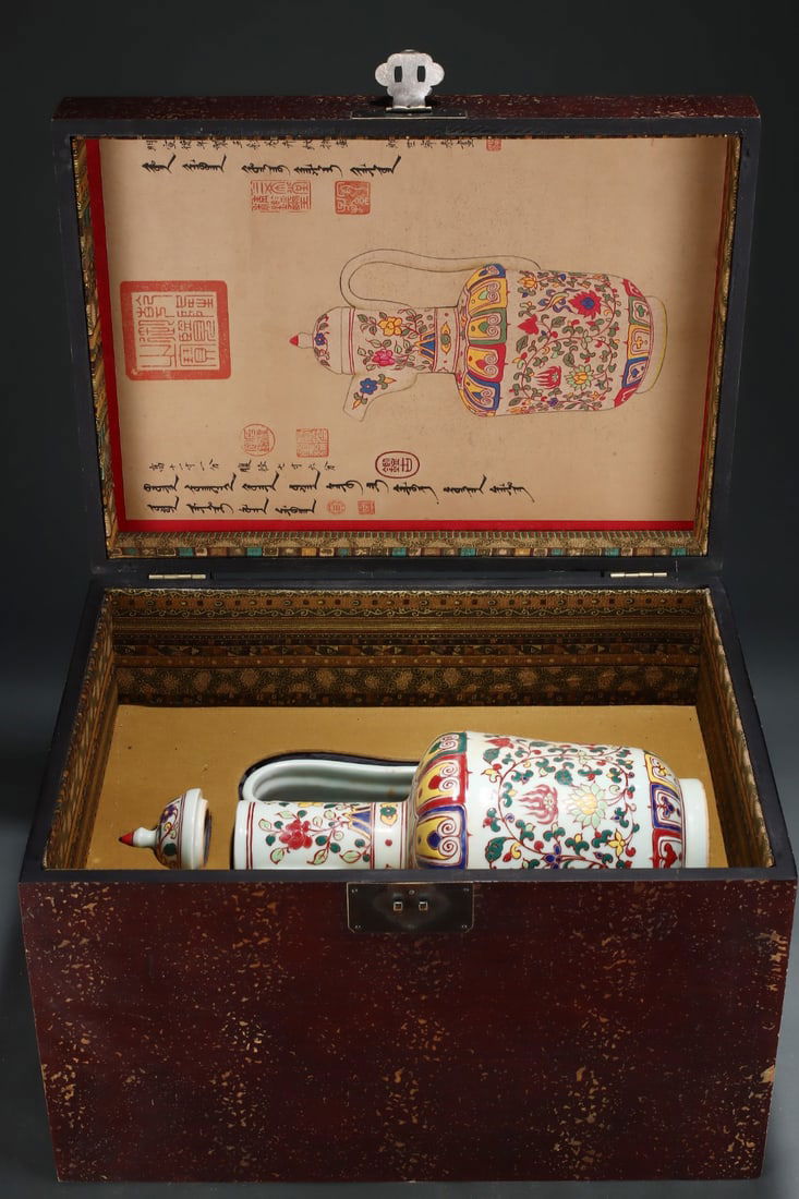 A Exquisite Wucai Flower Pattern Ewer - 2