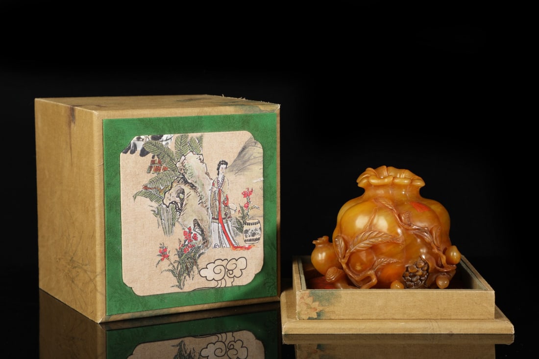A Exquisite Tianhuang Stone Pomegranate Ornament: A Exquisite Tianhuang Stone Pomegranate Ornament,Qing Dynasty,China,With Mark,Size:4.3inx5.5inx3.9in,Weight:1690g 