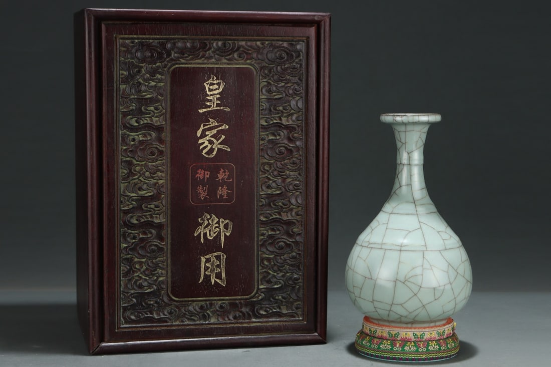 A Exquisite Guan yao ice Crackle Pattern Vase: A Exquisite Guan yao ice Crackle Pattern Vase,Song Dynasty, China,Size:8.7inx5.1in 官窑冰片纹瓶,中国宋代