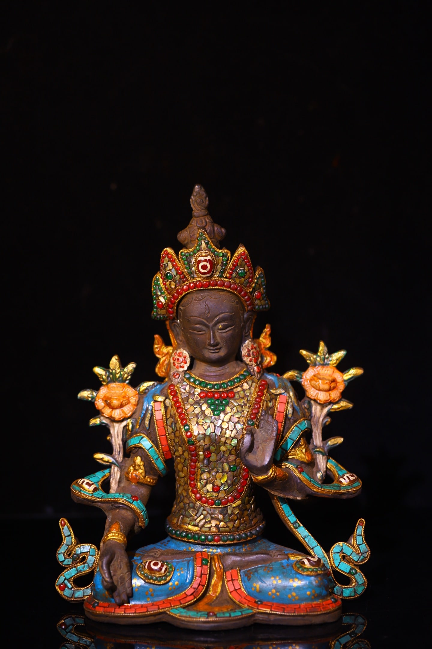 A Exquisite Bronze Dzi Bead-Inlaid Tara Ornament: A Exquisite Bronze Dzi Bead-Inlaid Tara Ornament,Qing Dynasty, China,Size:10.2inx7.9in,Weight:3960g 