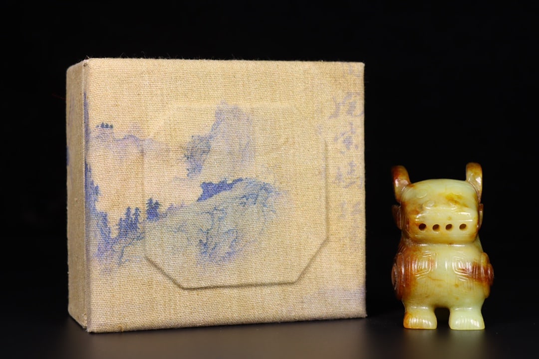 A Exquisite Hetian Jade Auspicious Beast Ornament: A Exquisite Hetian Jade Auspicious Beast Ornament,Han Dynasty, China,Size:1.8inx1.8inx3in,Weight:253g 和田玉瑞兽摆件,中国汉代