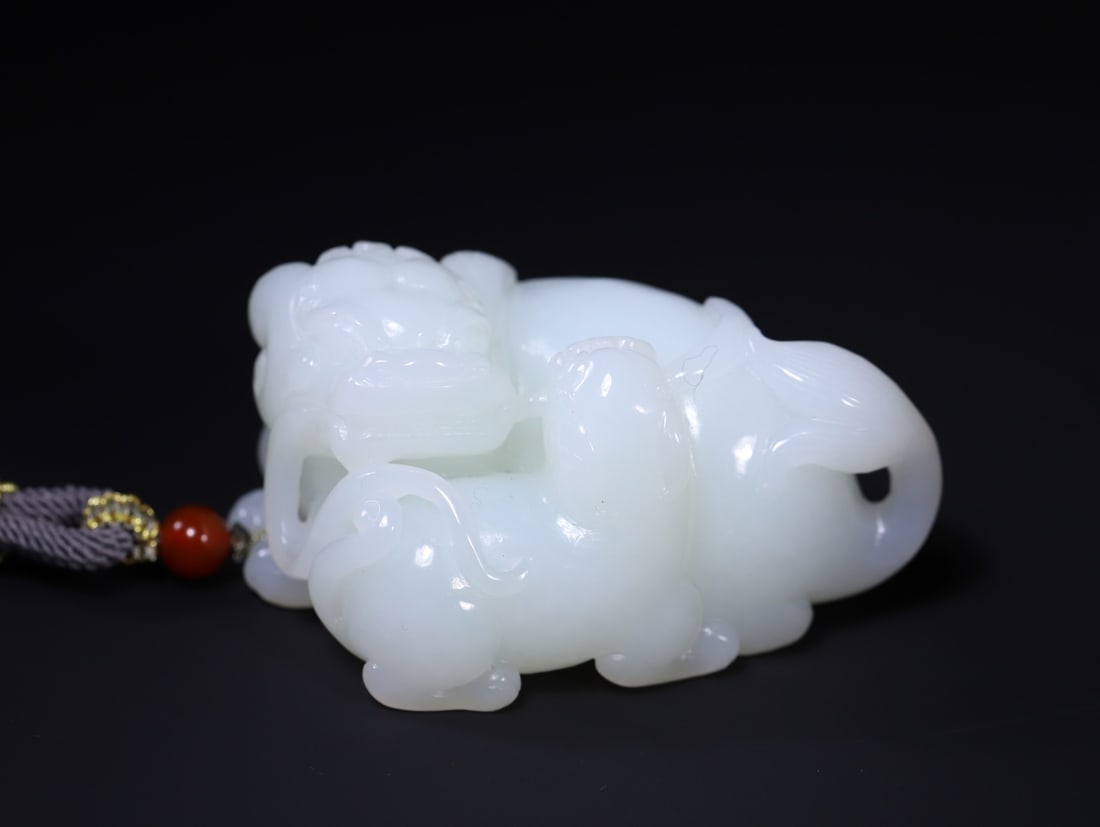 A Exquisite Hetian Jade Lion Handheld Ornament: A Exquisite Hetian Jade Lion Handheld Ornament,Qing Dynasty,China,Size:3.1inx2.1inx1.6in 和田玉狮子手把件,中国清代