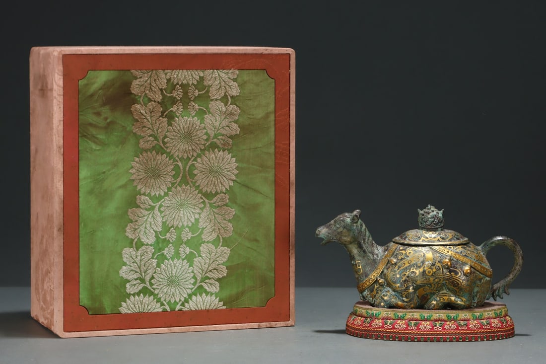 A Exquisite Gold-inlaid Bronze Horse-Head Ewer: A Exquisite Gold-inlaid Bronze Horse-Head Ewer,Qing Dynasty, China,Size:4.3inx8.3in 错金青铜马首壶,中国清代