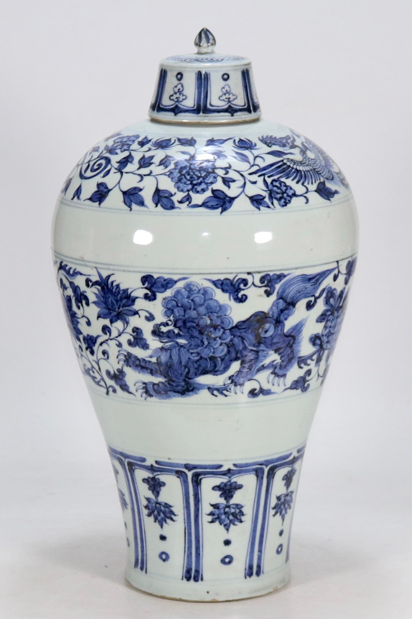 A Exquisite Blue and White Lion Pattern Vase (1 of 9)