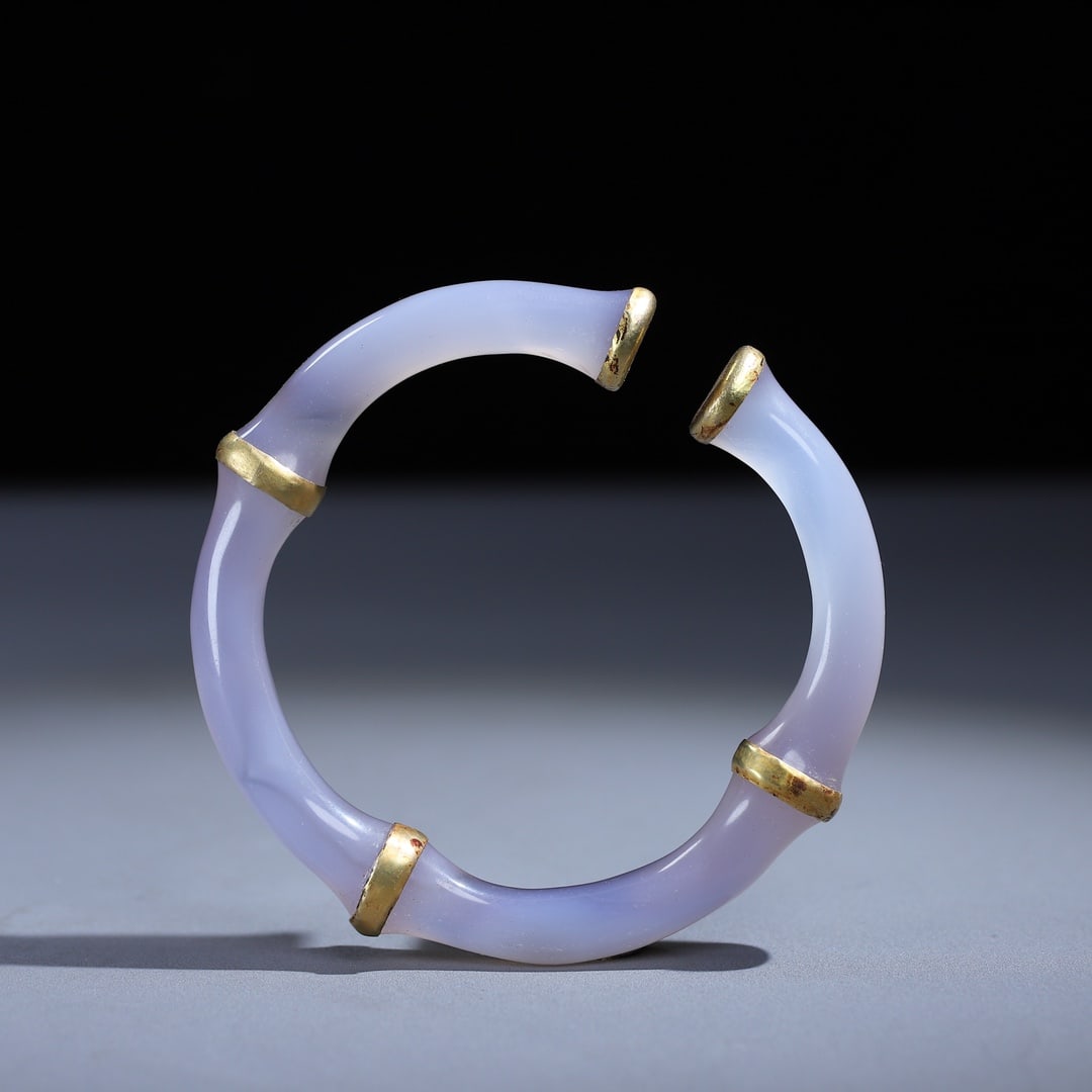 A Exquisite Agate Gold-Plated Bracelet: A Exquisite Agate Gold-Plated Bracelet,Qing Dynasty, China,Size:3.5inx3.5in,Weight:45g 玛瑙包金手镯,中国清代