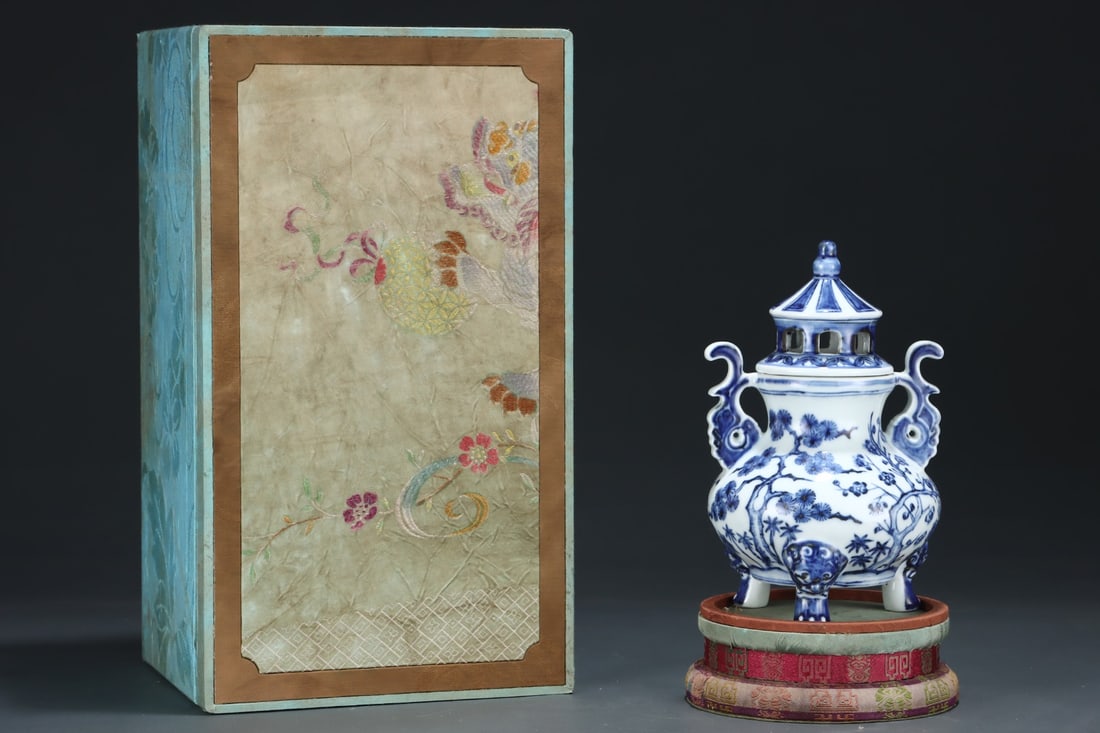 A Exquisite Blue and White Pine and Bamboo Pattern Incense Burner: A Exquisite Blue and White Pine and Bamboo Pattern Incense Burner,Ming Dynasty, China,Yongle Four-character Mark,Size:5.5inx8.5in 