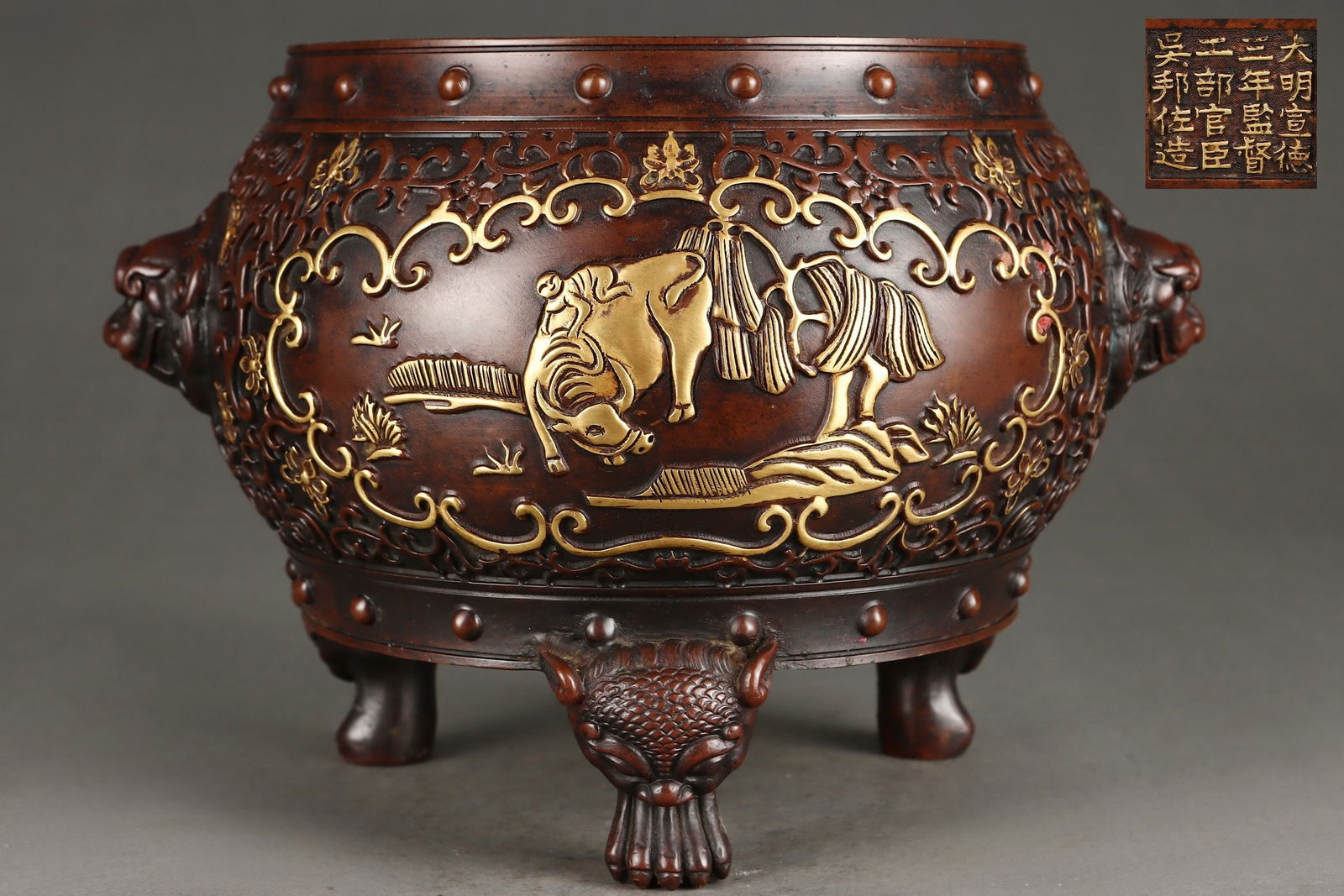 A Exquisite Gilt Bronze Buffalo Pattern Drum-Shaped Censer (1 of 9)