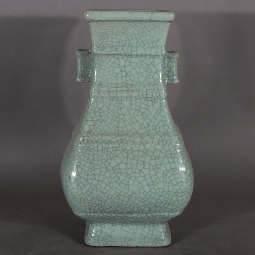 A Exquisite Ge Glaze Ice Crackle Pattern Double-Ears Vase (1 of 9)