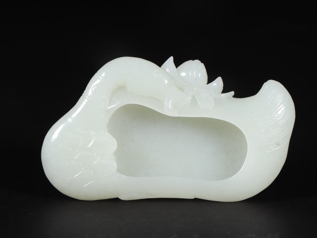 A Exquisite Hetian Jade Peach-Shaped Brush Washer: A Exquisite Hetian Jade Peach-Shaped Brush Washer,Qing Dynasty,China,Size:3.9inx2.2inx0.6in,Weight:115g 和田玉桃形水洗,中国清代
