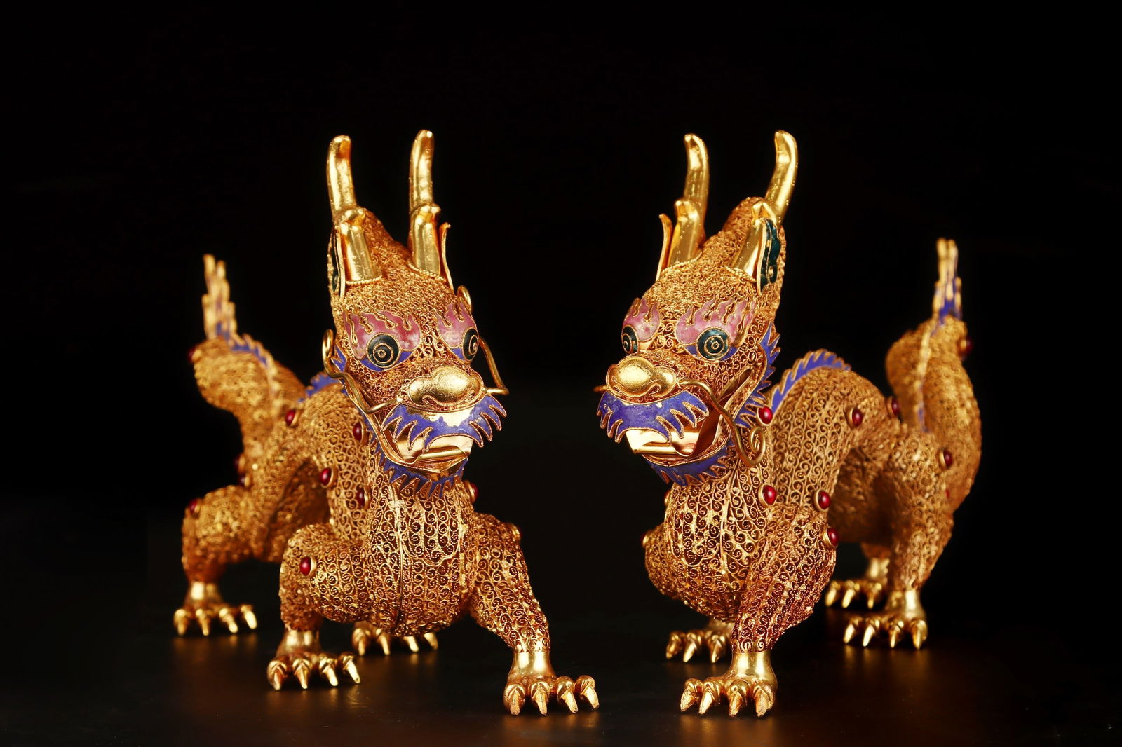 A pair of Exquisite Filigree Gilt Dragon Ornament: A pair of Exquisite Filigree Gilt Dragon Ornament,Qing Dynasty, China,Size:9.3inx9.3inx5.9in, Weight:756g 