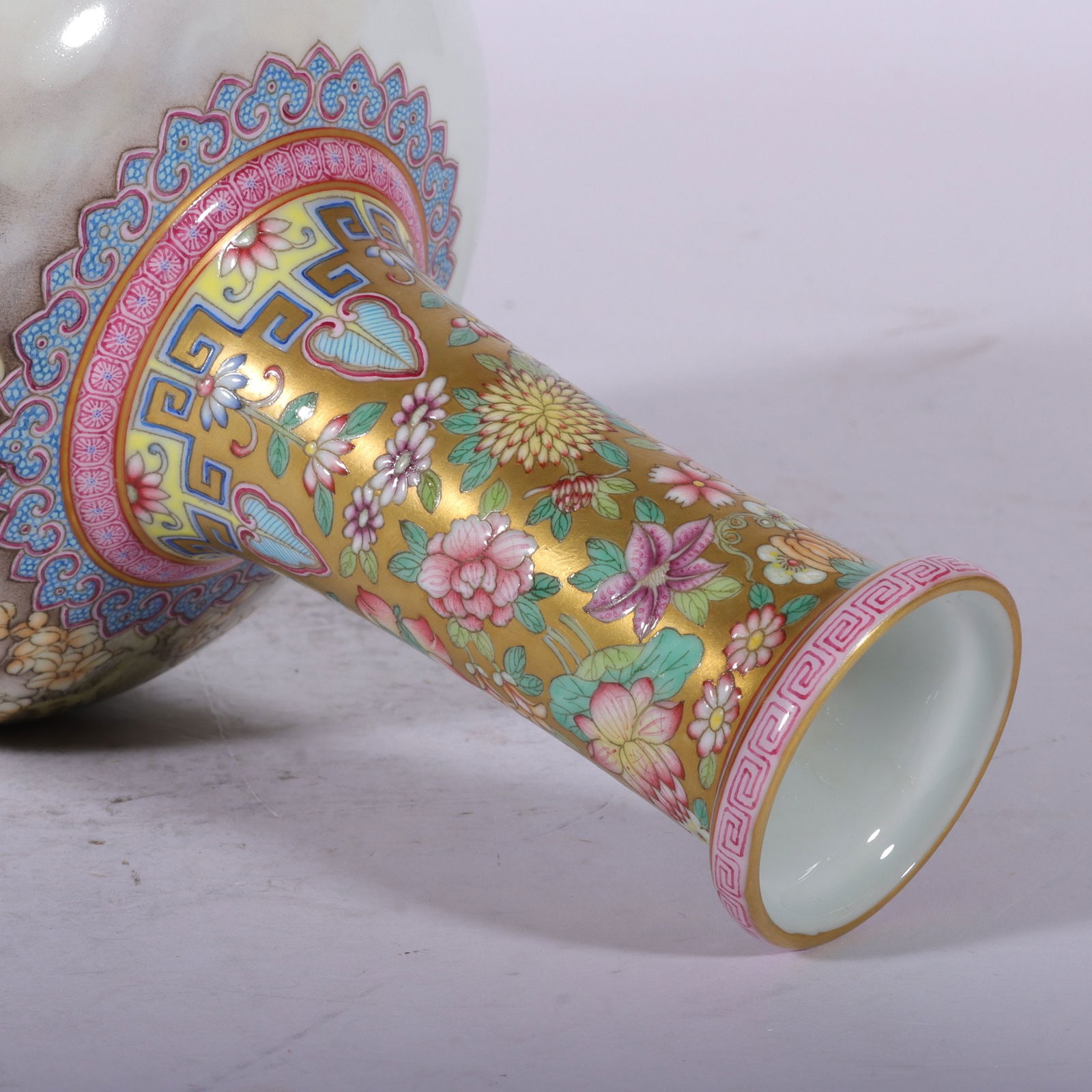 A Exquisite Enamel Gold Ground rabbit Pattern Vase - 3