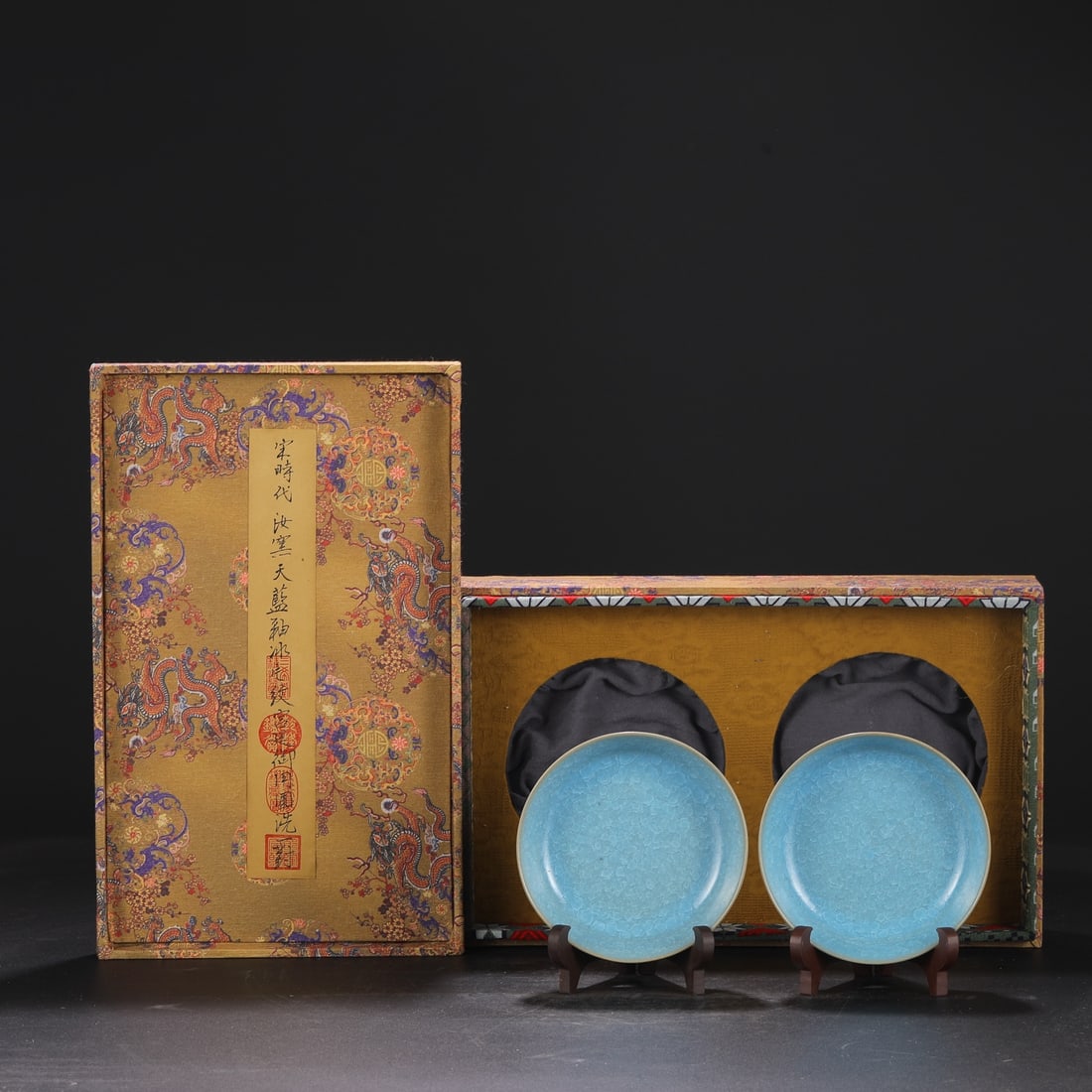 A pair of Exquisite Ru yao Sky Blue Glaze Ice Crackle Pattern Brush Washer: A pair of Exquisite Ru yao Sky Blue Glaze Ice Crackle Pattern Brush Washer,Song Dynasty, China,With Mark,Size:1.6inx5.7in 