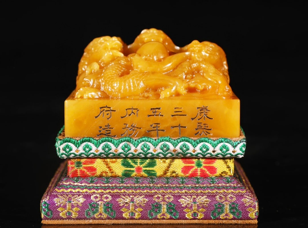 A Exquisite Shoushan Tianhuang Stone Dragon Seal: A Exquisite Shoushan Tianhuang Stone Dragon Seal,Qing Dynasty, China,With Mark,Size:1.6inx3inx3in,Weight:438g 