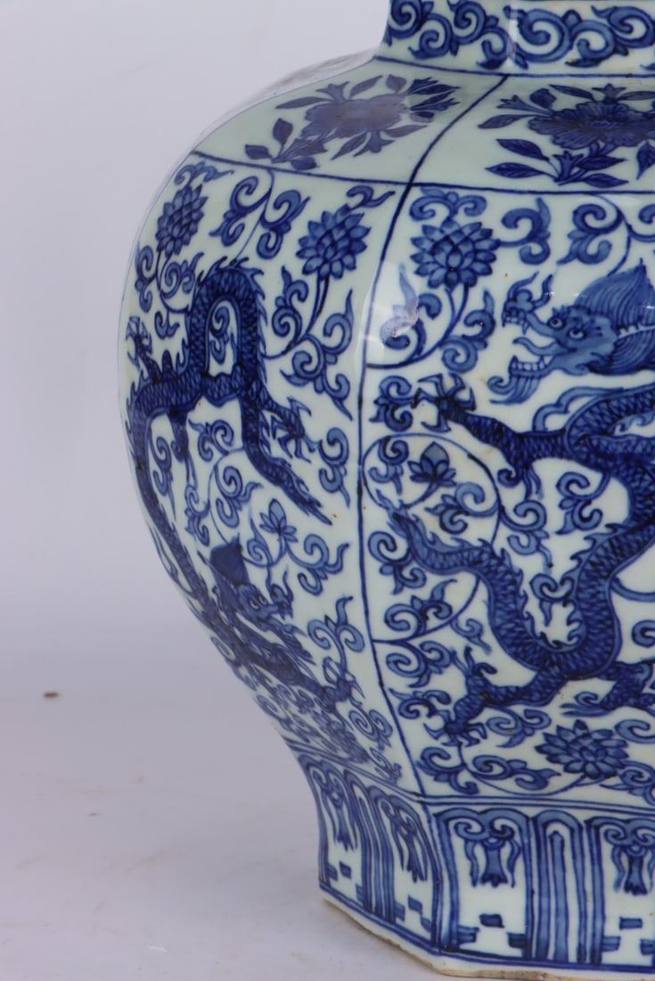 A Exquisite Blue and White Dragon Pattern Jar - 2