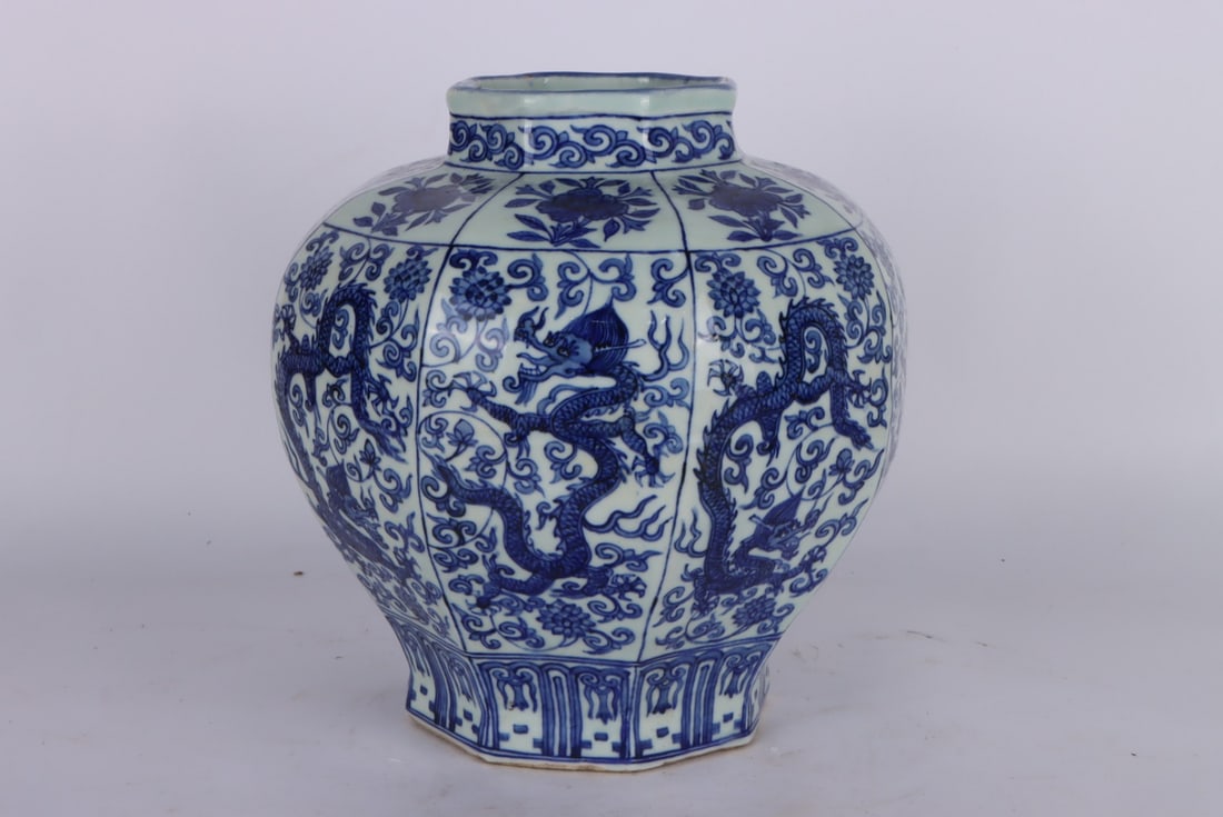 A Exquisite Blue and White Dragon Pattern Jar - 3