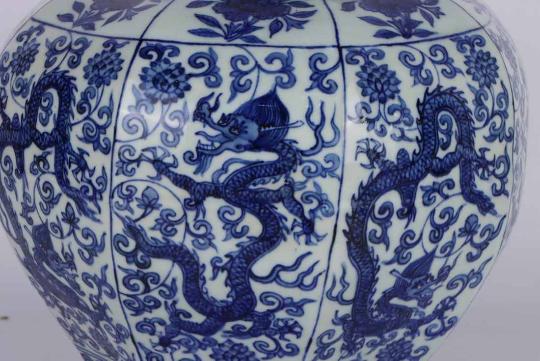 A Exquisite Blue and White Dragon Pattern Jar - 4