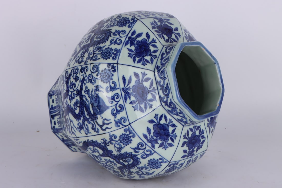 A Exquisite Blue and White Dragon Pattern Jar - 5