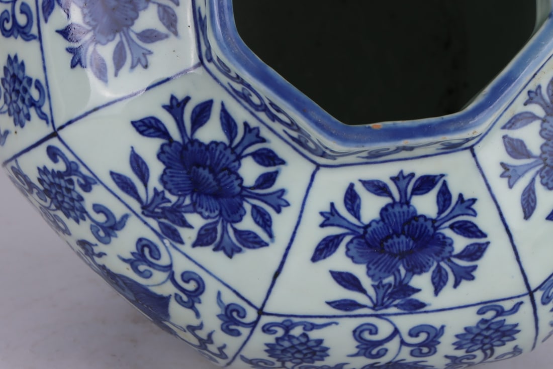 A Exquisite Blue and White Dragon Pattern Jar - 7