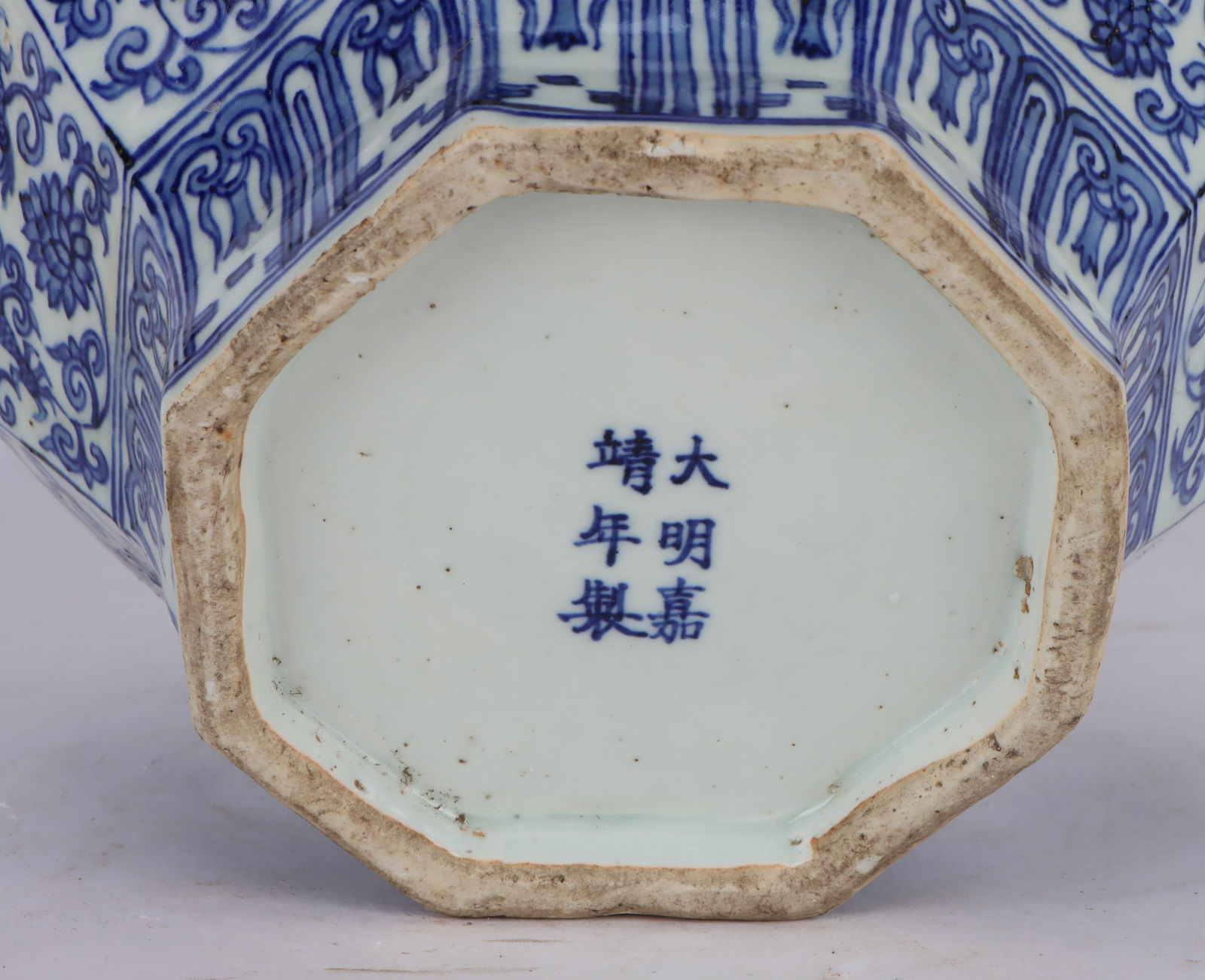 A Exquisite Blue and White Dragon Pattern Jar - 9