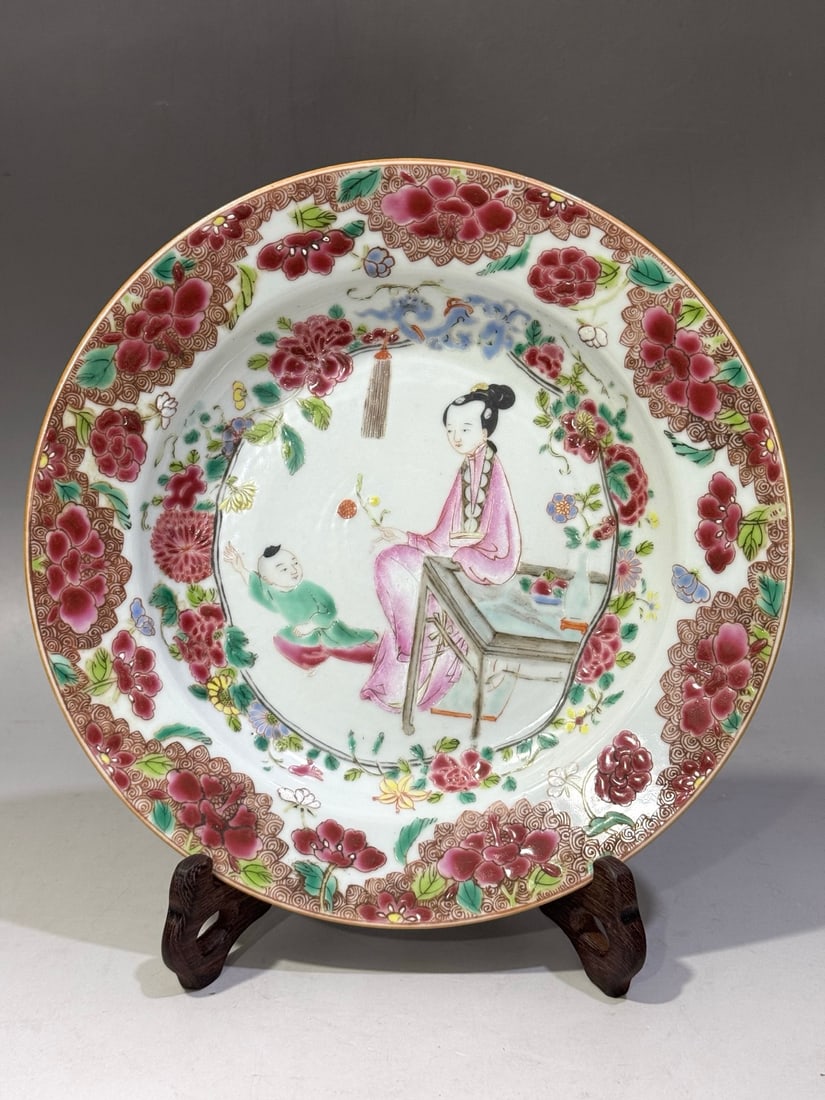 A Exquisite Famille-Rose Figure Pattern Plate: A Exquisite Famille-Rose Figure Pattern Plate,Republic of China,Size:8.9in 粉彩人物纹盘,民国