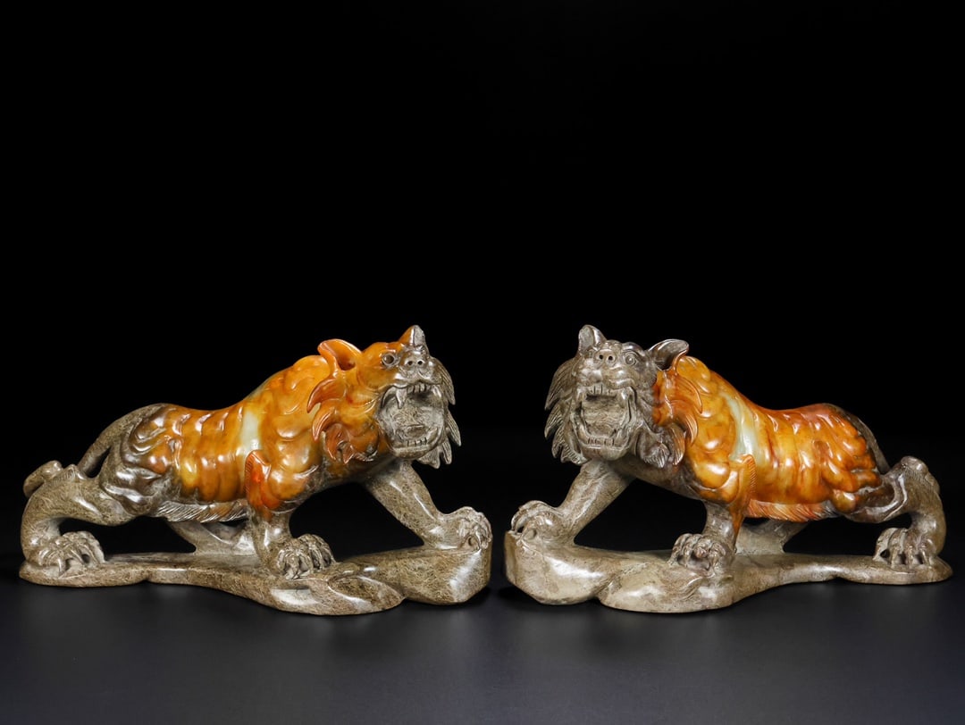 A Pair of Rare Hetian Jade Tiger: A Pair of Rare Hetian Jade Tiger,Han Dynasty, China,Size:10.6inx3.1inx5.9in, Weight:4873g 一对和田玉虎,中国汉代