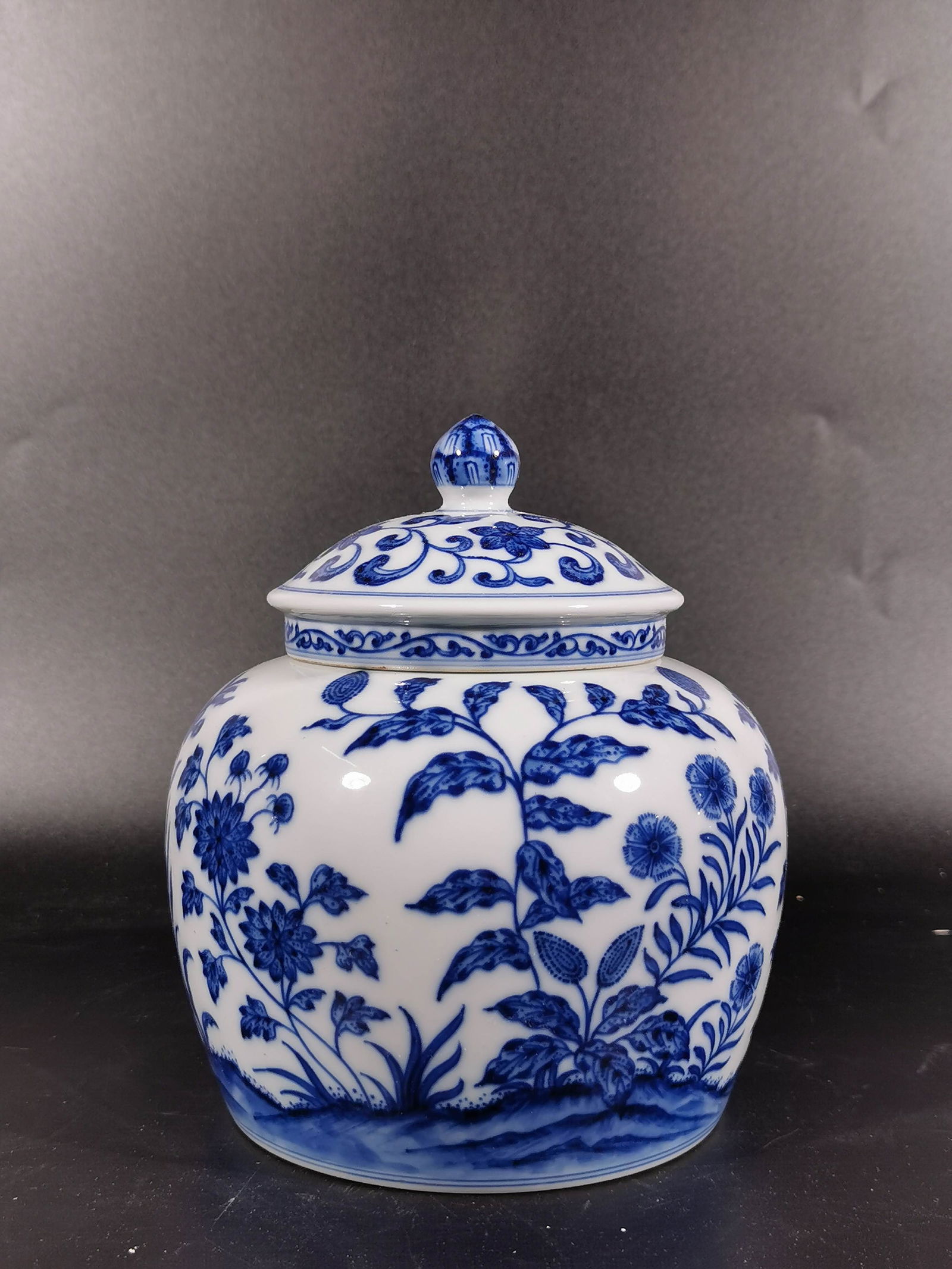 A Exquisite Blue and White Flower Pattern Jar (1 of 8)