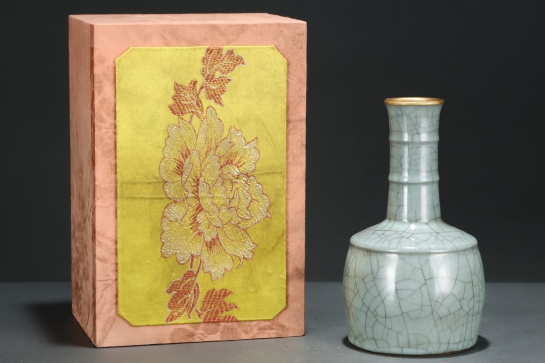 A Exquisite Guan yao Cover with Gold Carved Characters Vase, with an Imperial Poem by Emperor: A Exquisite Guan yao Cover with Gold Carved Characters Vase, with an Imperial Poem by Emperor Qianlong,Song Dynasty, China,Size:5.3inx9.1in 