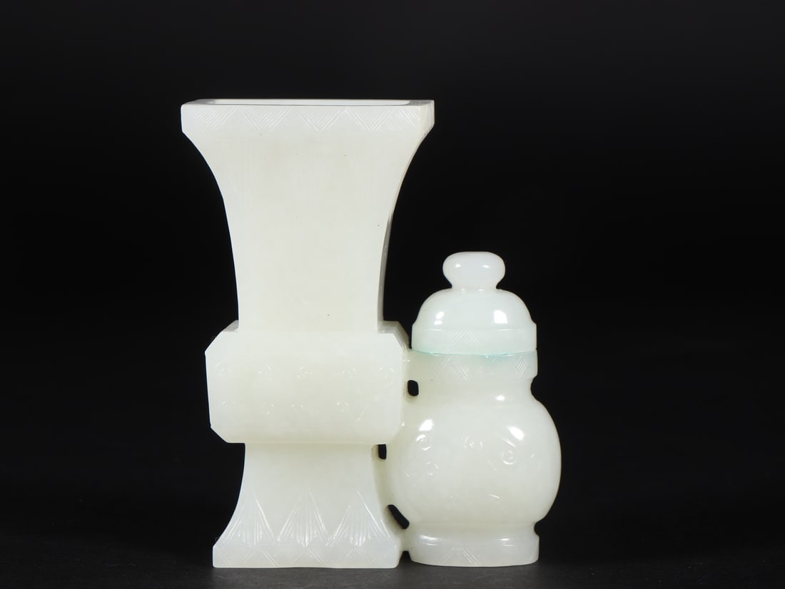 A Exquisite Hetian Jade Vase (1 of 7)