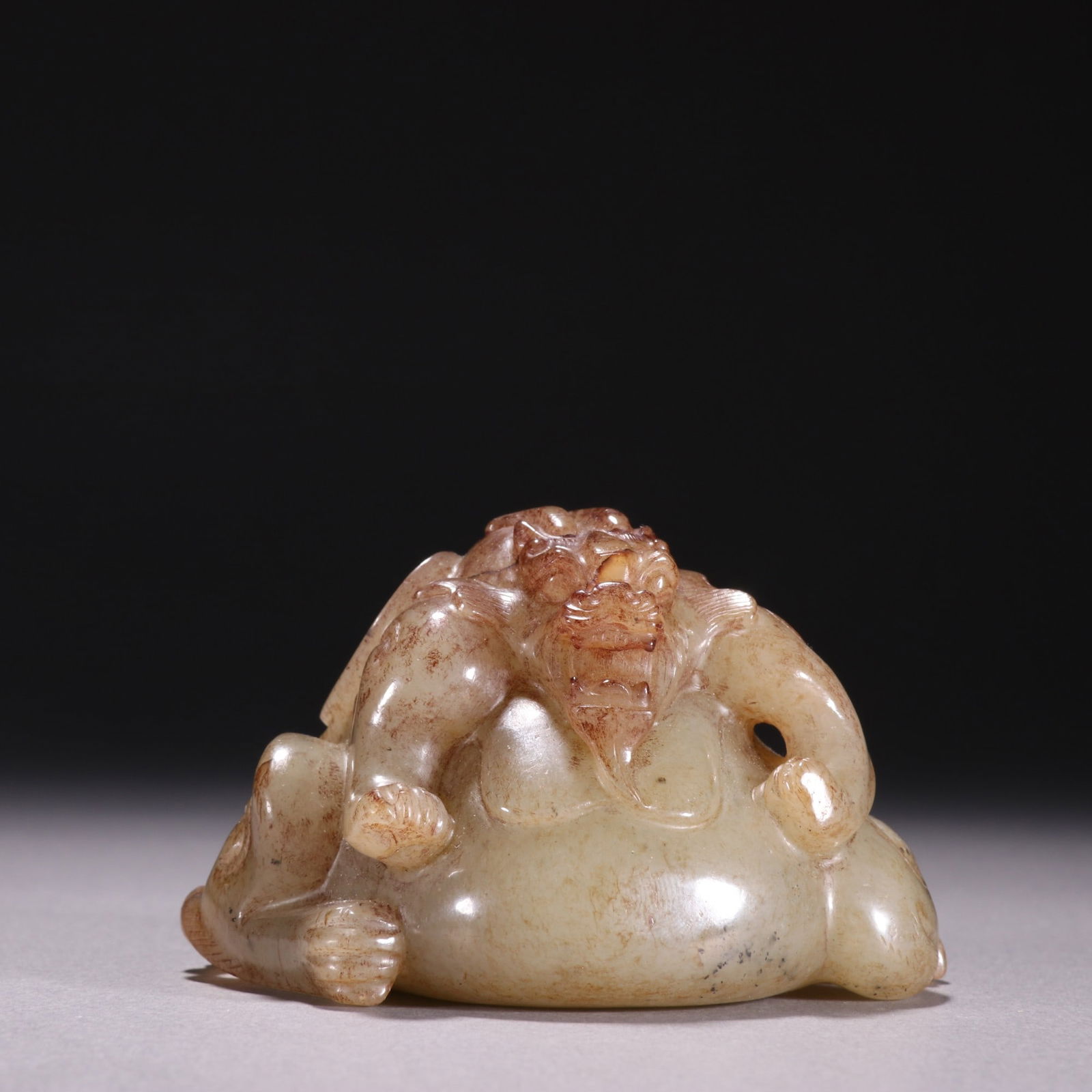 A Exquisite Hotan Jade Bear Ornament: A Exquisite Hotan Jade Bear Ornament,Han Dynasty, China,Size:1.8inx2.8in,Weight:240g 和田玉熊摆件,中国汉代