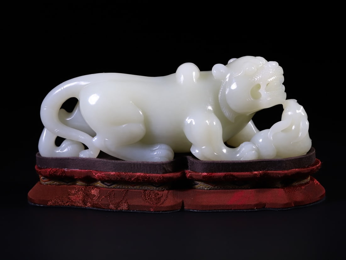 A Exquisite Hetian Jade Tiger Ornament (1 of 8)