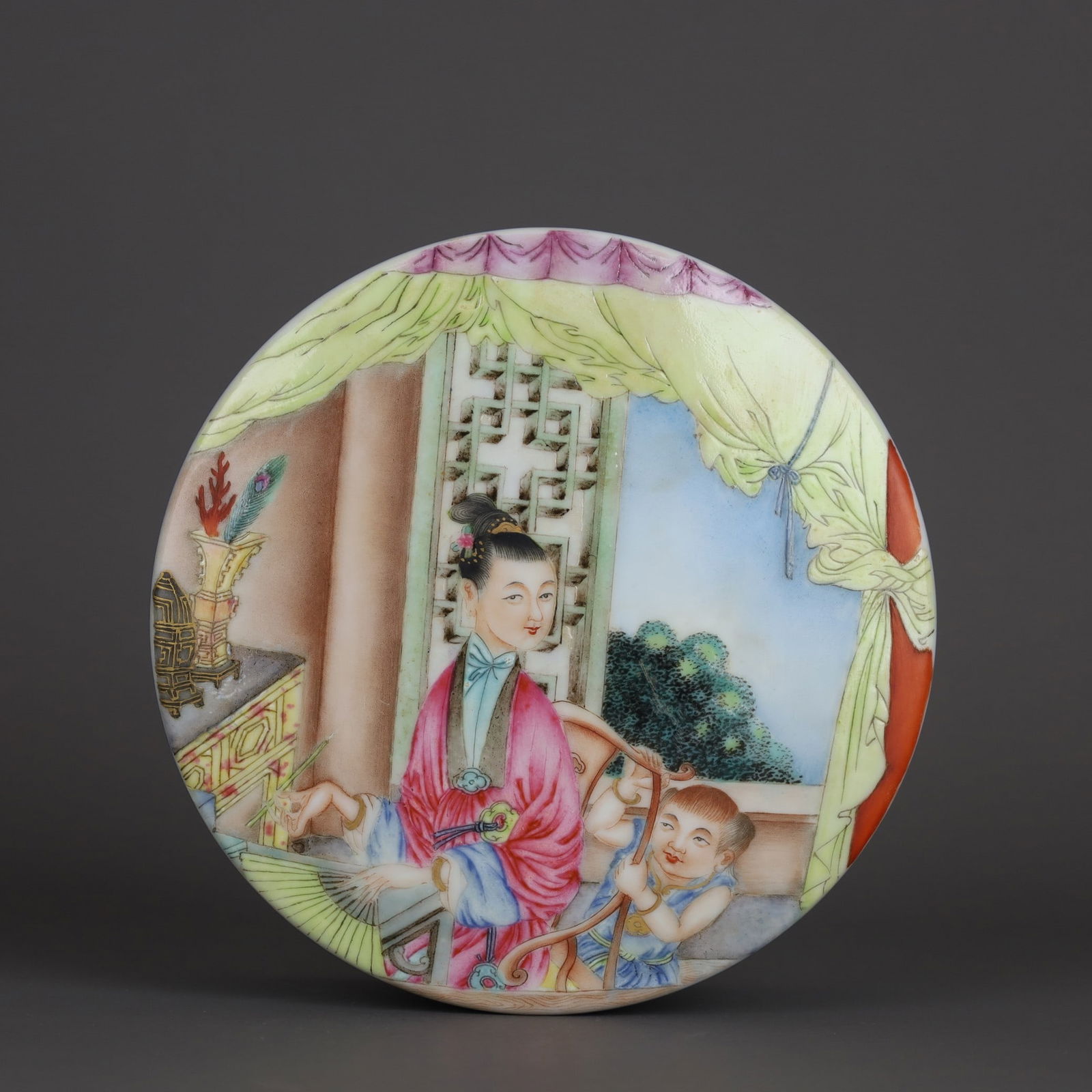 A Exquisite Famille-Rose Figures Pattern Box (1 of 9)