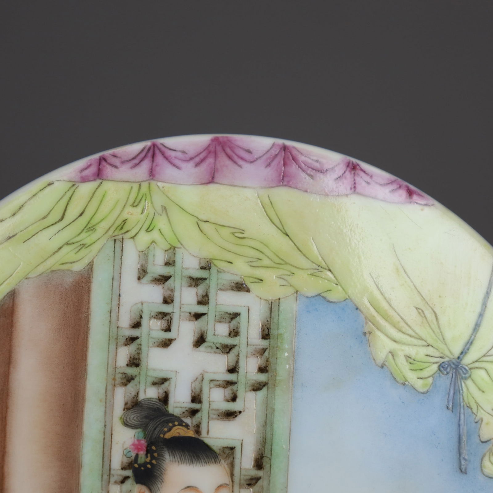 A Exquisite Famille-Rose Figures Pattern Box - 2