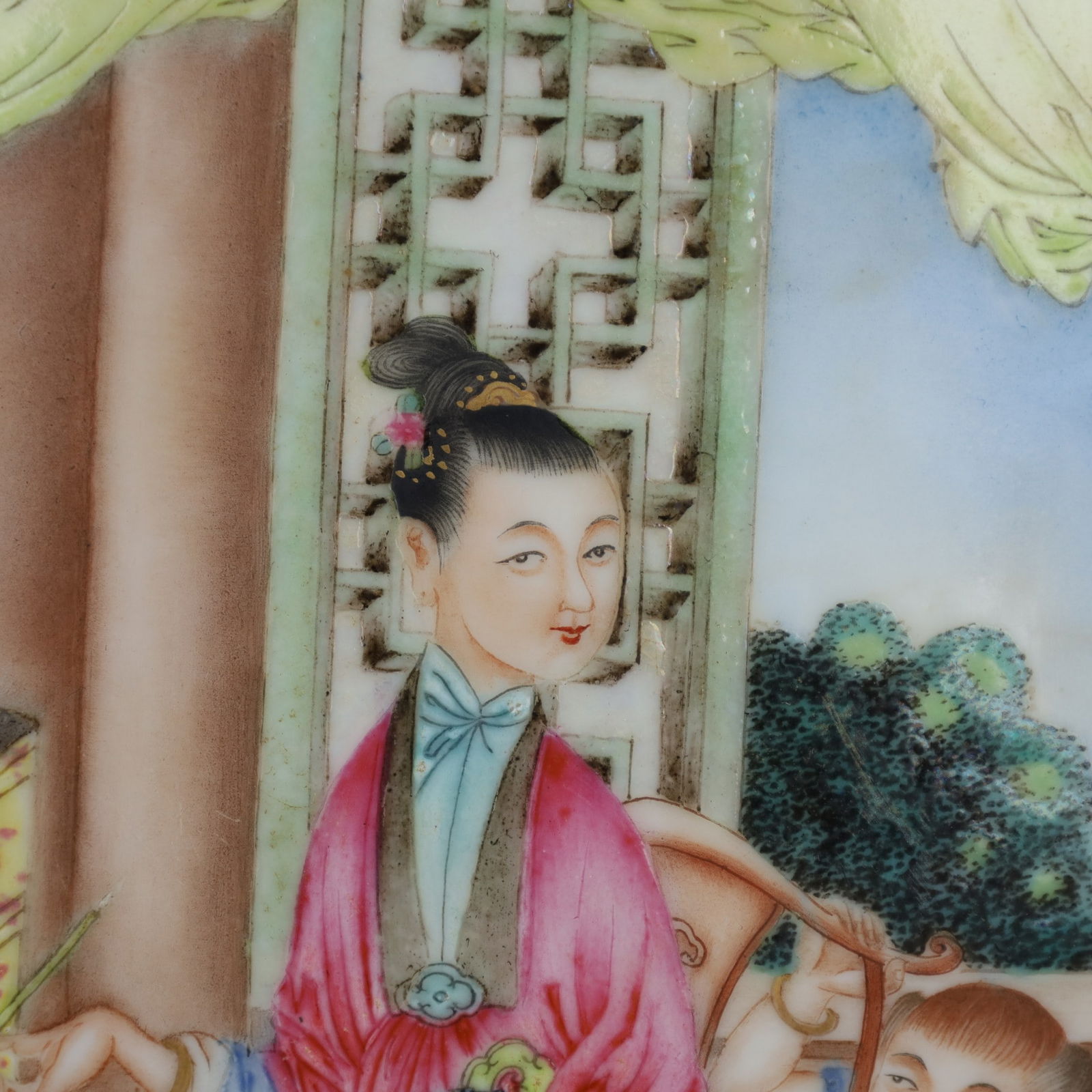 A Exquisite Famille-Rose Figures Pattern Box - 3