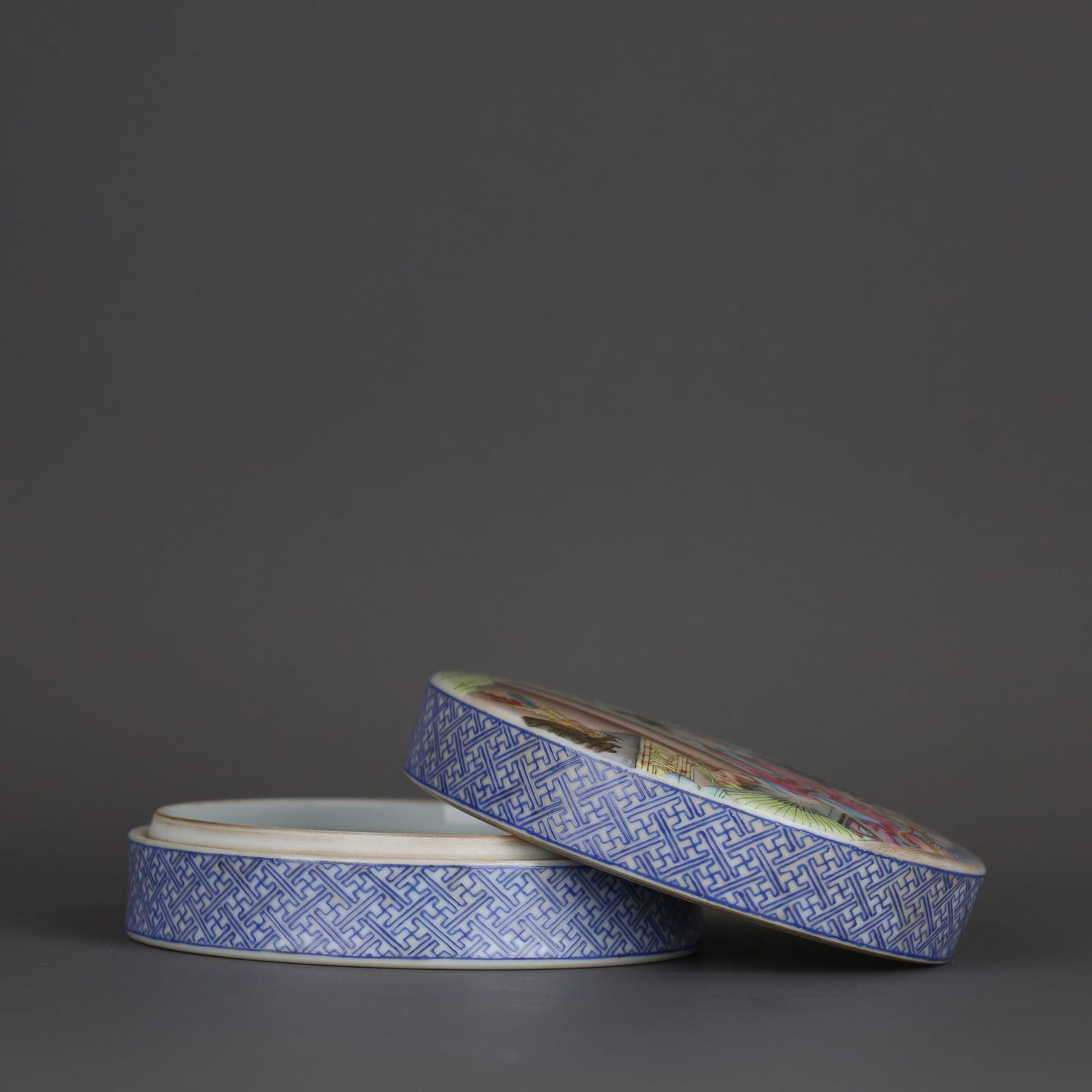 A Exquisite Famille-Rose Figures Pattern Box - 6