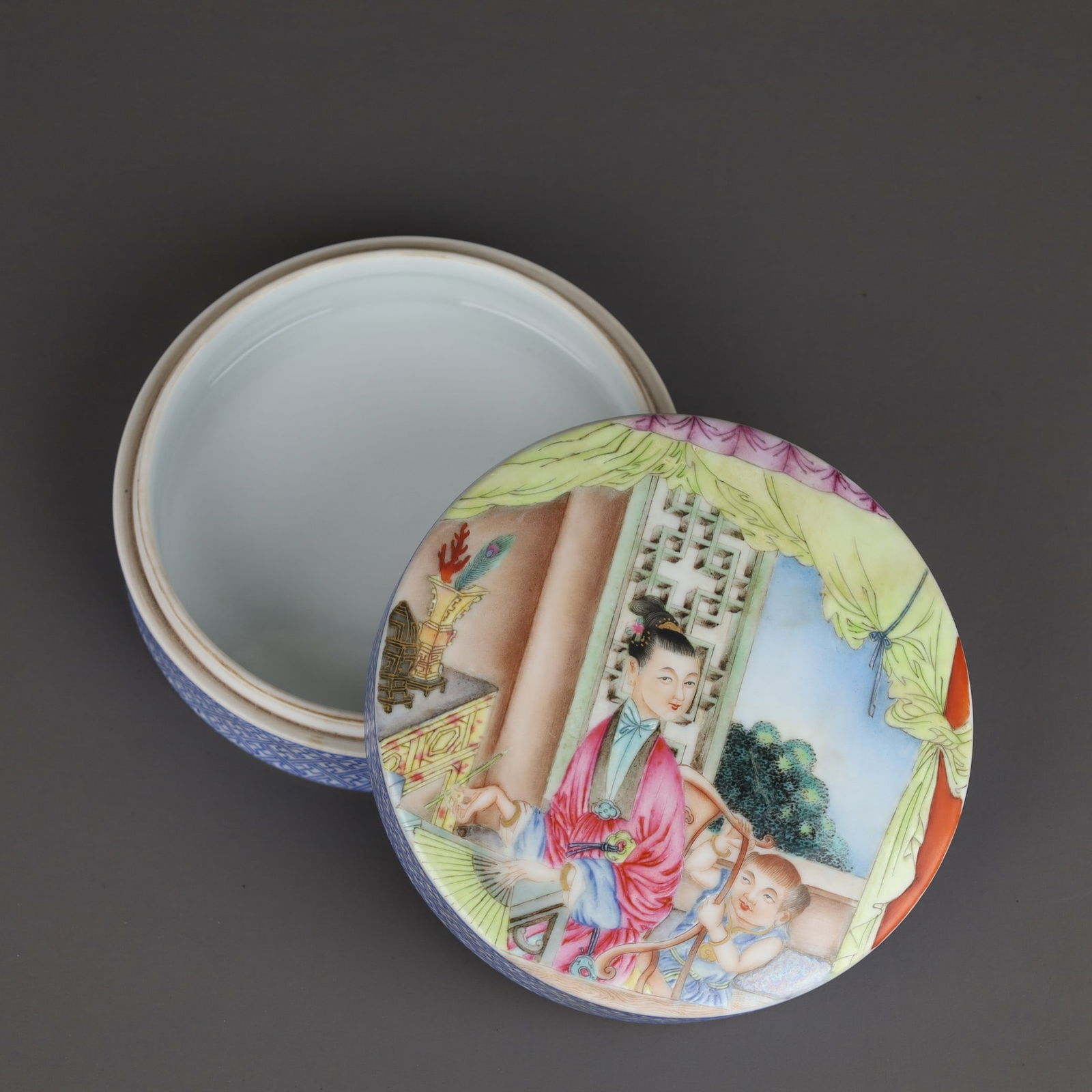 A Exquisite Famille-Rose Figures Pattern Box - 8